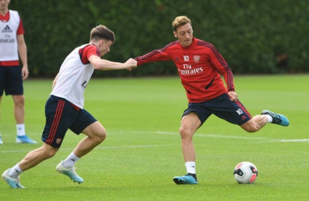 Arsenal new boy Tierney absolutely ruins hapless Mustafi by nutmegging him in training session - Bóng Đá