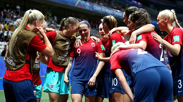 nữ NAUY - ÚC - Bóng Đá