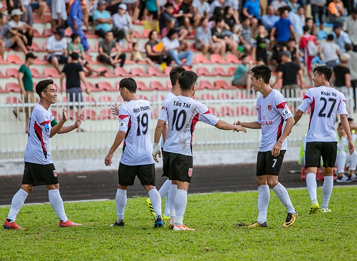 Long An thắng trận thứ 3 liên tiếp: Thép đã tôi thế đấy! - Bóng Đá