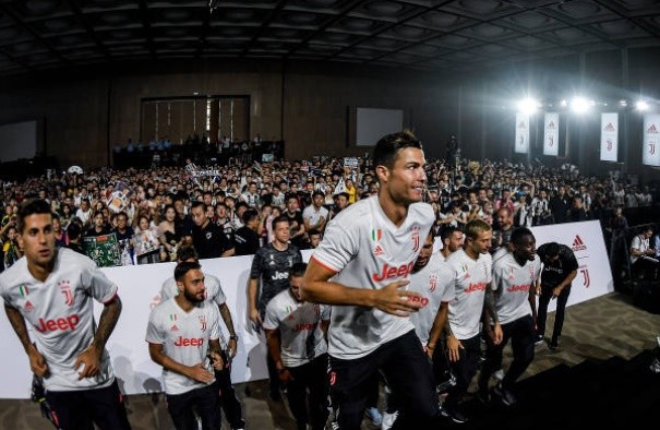 Cristiano Ronaldo smiles wryly after K-League striker Cesinha imitates his iconic celebration - Bóng Đá