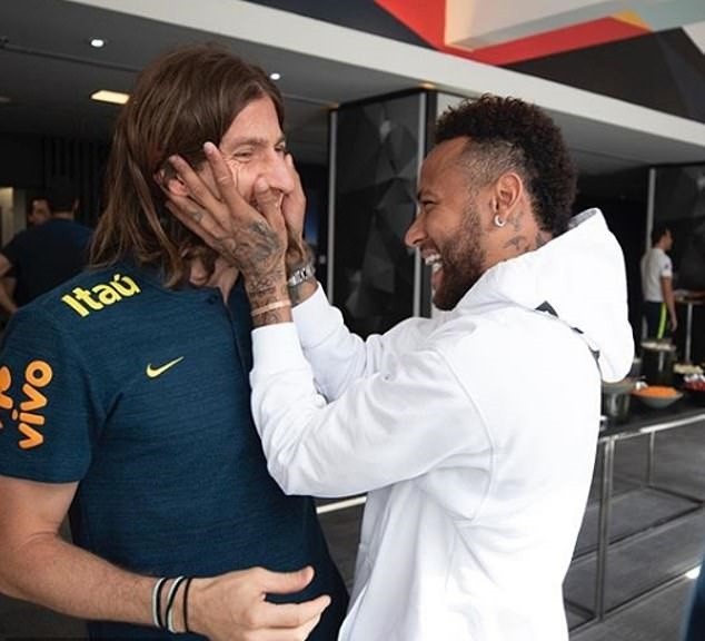 Neymar đến thăm đội tuyển Brazil (Daily Mail) - Bóng Đá