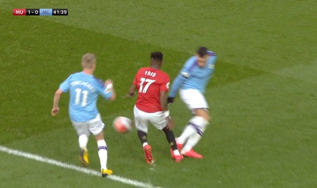 3 tình huống tranh cãi trận MU - MC: Fred ăn vạ; Guardiola 'chọc điên' Fernandes? - Bóng Đá