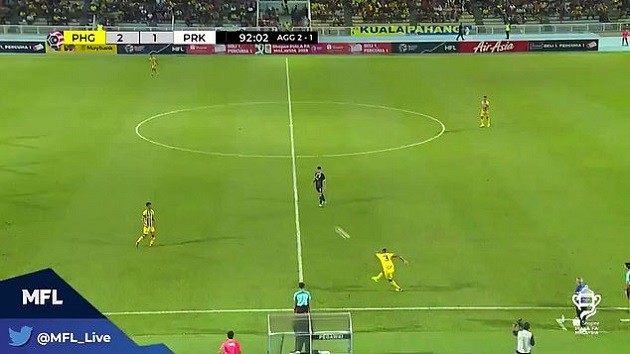 Cựu tiền vệ EPL gây choáng với bàn thắng từ giữa sân ở giải Malaysia! - Bóng Đá