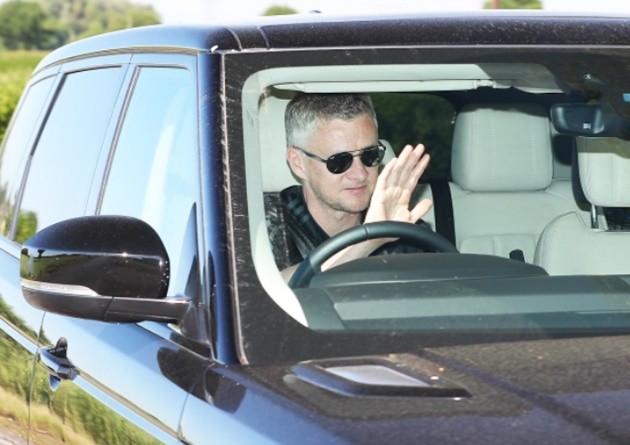 Man Utd star Ighalo arrives at training after extending loan deal to January - Bóng Đá