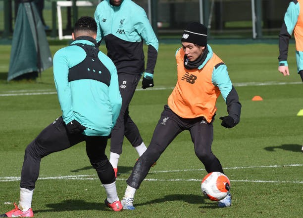 Warrior: Fred goes the extra mile to win back possession despite being fouled repeatedly by Fulham players - Bóng Đá