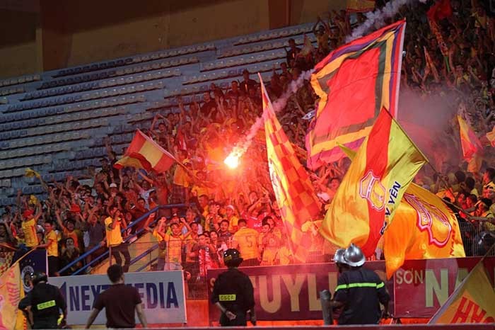 Pháo sáng hoành hành V-League: “Thượng bất chính, hạ tấc  loạn” ? - Bóng Đá