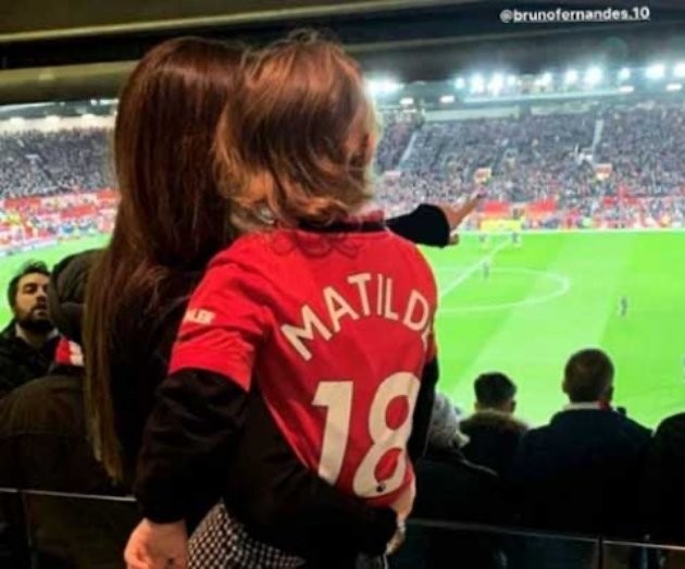 Man Utd star Bruno Fernandes pictured shopping at Tesco with his wife - Bóng Đá