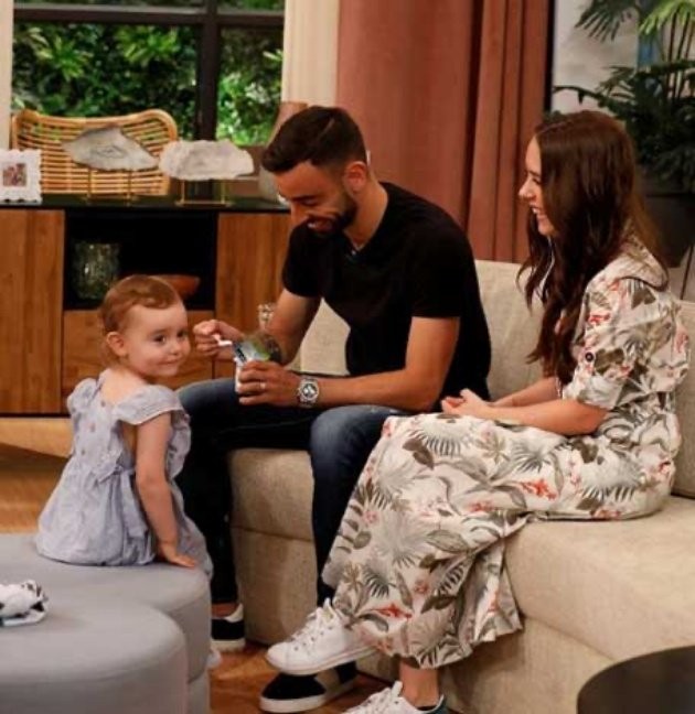 Man Utd star Bruno Fernandes pictured shopping at Tesco with his wife - Bóng Đá