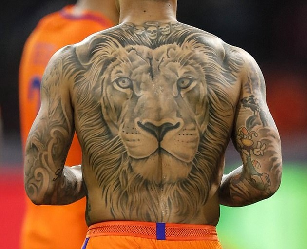 Memphis Depay âu yếm báu vật 