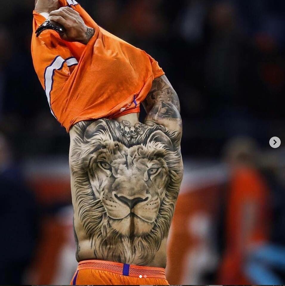Memphis Depay âu yếm báu vật 