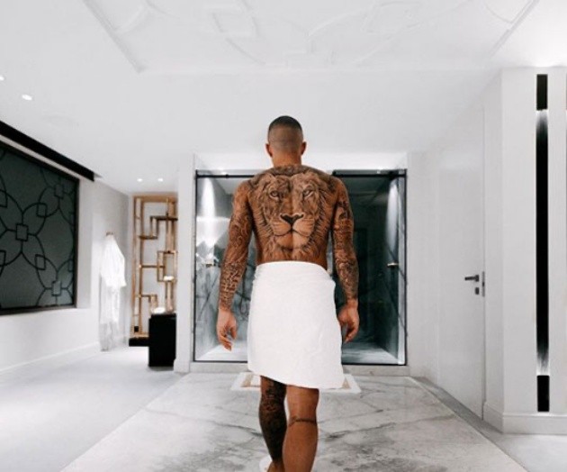 Memphis Depay âu yếm báu vật 