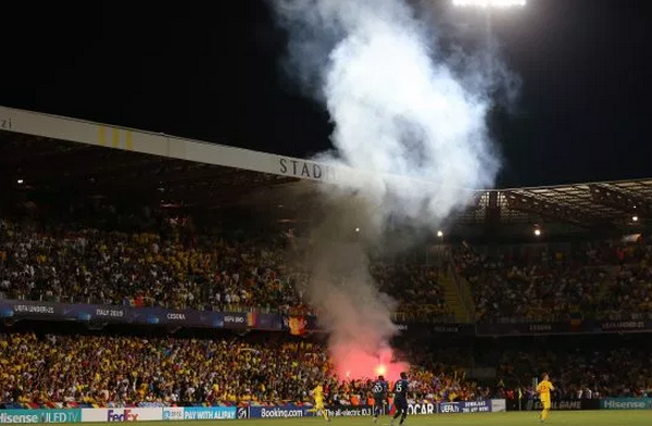 Đến sân cỗ vũ bạn trai, cô gái ra về trong máu và nước mắt - Bóng Đá