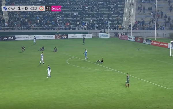 Phản đối quyết định trọng tài, CLB Argentina biểu tình bằng hành động 'khó đỡ' - Bóng Đá