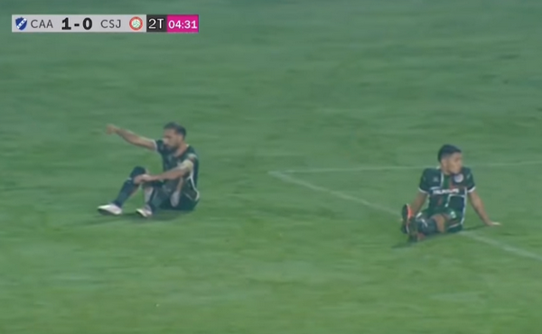 Phản đối quyết định trọng tài, CLB Argentina biểu tình bằng hành động 'khó đỡ' - Bóng Đá