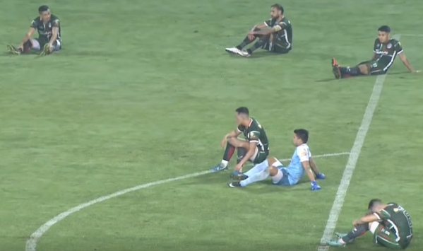 Phản đối quyết định trọng tài, CLB Argentina biểu tình bằng hành động 'khó đỡ' - Bóng Đá