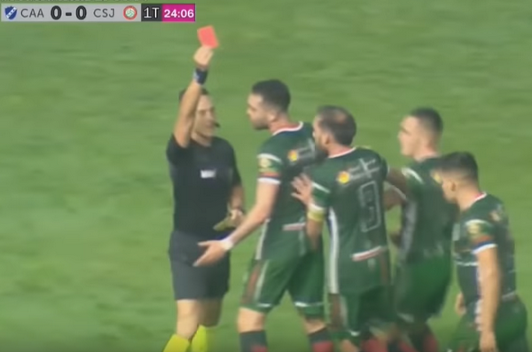 Phản đối quyết định trọng tài, CLB Argentina biểu tình bằng hành động 'khó đỡ' - Bóng Đá