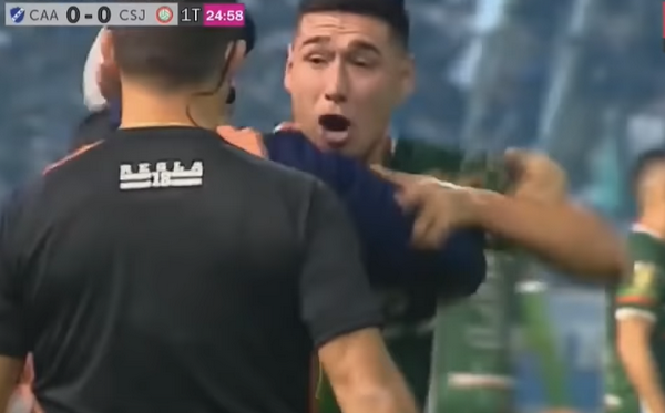 Phản đối quyết định trọng tài, CLB Argentina biểu tình bằng hành động 'khó đỡ' - Bóng Đá