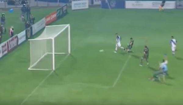 Phản đối quyết định trọng tài, CLB Argentina biểu tình bằng hành động 'khó đỡ' - Bóng Đá