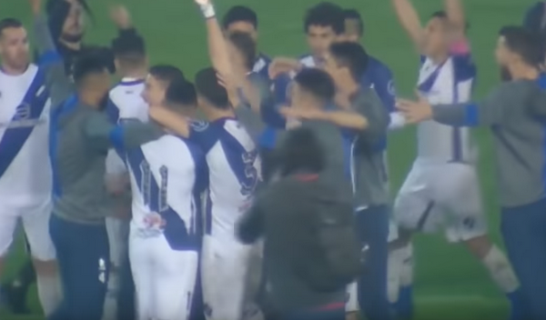 Phản đối quyết định trọng tài, CLB Argentina biểu tình bằng hành động 'khó đỡ' - Bóng Đá