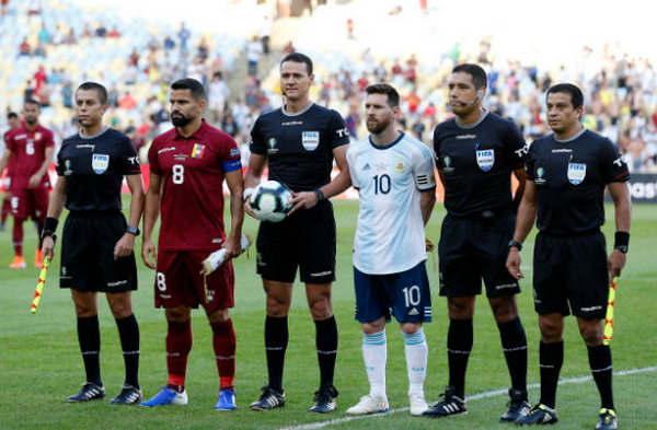 Theo kèm Messi cả trận, cầu thủ Venezuela này là người may mắn nhất - Bóng Đá