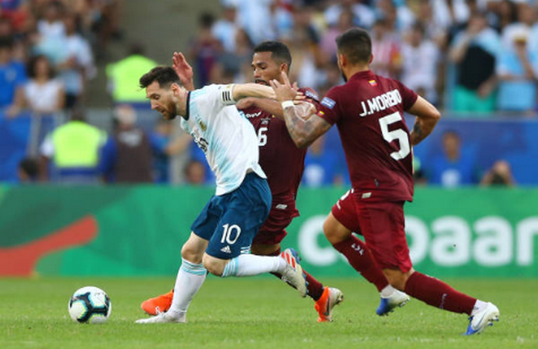 Theo kèm Messi cả trận, cầu thủ Venezuela này là người may mắn nhất - Bóng Đá