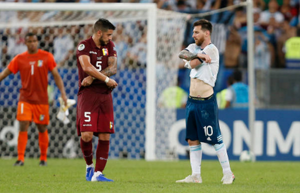 Theo kèm Messi cả trận, cầu thủ Venezuela này là người may mắn nhất - Bóng Đá