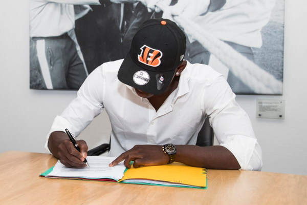 Gladbach chieu mo Embolo (Anh) - Bóng Đá