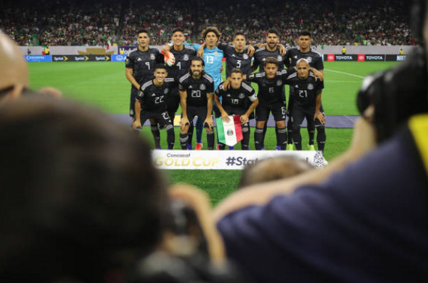 Học theo Luis Suarez, tiền đạo Premier League may mắn được 'giải nguy' - Bóng Đá