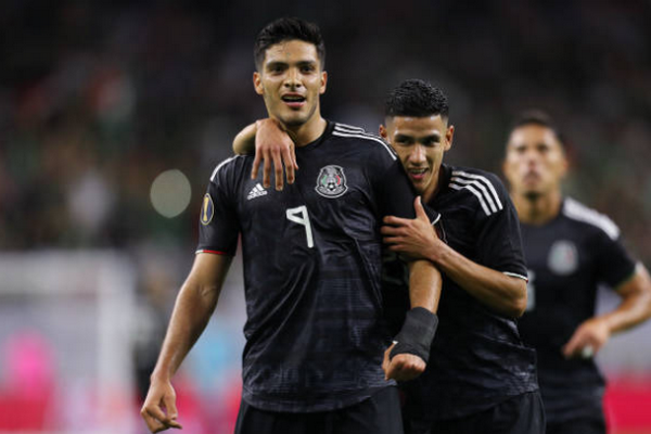 Học theo Luis Suarez, tiền đạo Premier League may mắn được 'giải nguy' - Bóng Đá