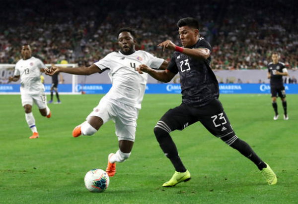 Học theo Luis Suarez, tiền đạo Premier League may mắn được 'giải nguy' - Bóng Đá