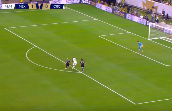 Học theo Luis Suarez, tiền đạo Premier League may mắn được 'giải nguy' - Bóng Đá