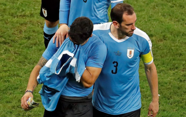 Học theo Luis Suarez, tiền đạo Premier League may mắn được 'giải nguy' - Bóng Đá