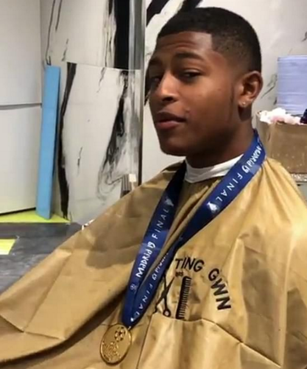 Rhian Brewster mang huy chương Champions League đi cắt tóc - Bóng Đá