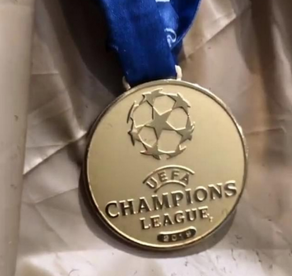 Rhian Brewster mang huy chương Champions League đi cắt tóc - Bóng Đá