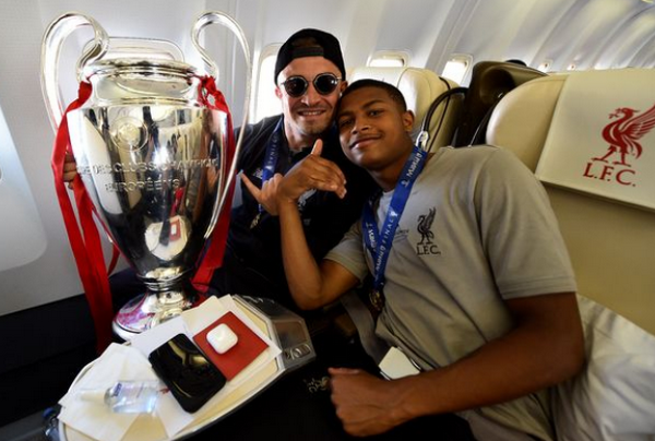 Rhian Brewster mang huy chương Champions League đi cắt tóc - Bóng Đá
