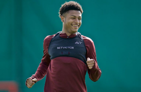 Rhian Brewster mang huy chương Champions League đi cắt tóc - Bóng Đá