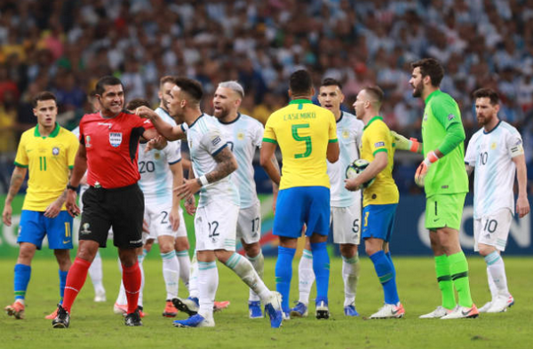 'Cạn lời' thủ quân Brazil, ăn mừng trong lúc đang làm hàng rào - Bóng Đá