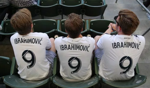 Sang Mỹ, Ibrahimovic vẫn bị 'truyền thống' của Man United đeo bám - Bóng Đá