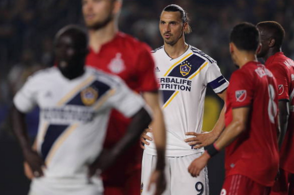 Sang Mỹ, Ibrahimovic vẫn bị 'truyền thống' của Man United đeo bám - Bóng Đá