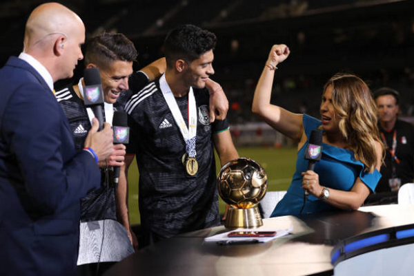 Nghiệt ngã! Christian Pulisic lạnh lùng bước ngang chiếc Cúp vàng trong ngày nhận danh hiệu - Bóng Đá