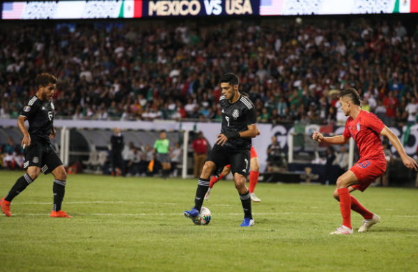Nghiệt ngã! Christian Pulisic lạnh lùng bước ngang chiếc Cúp vàng trong ngày nhận danh hiệu - Bóng Đá