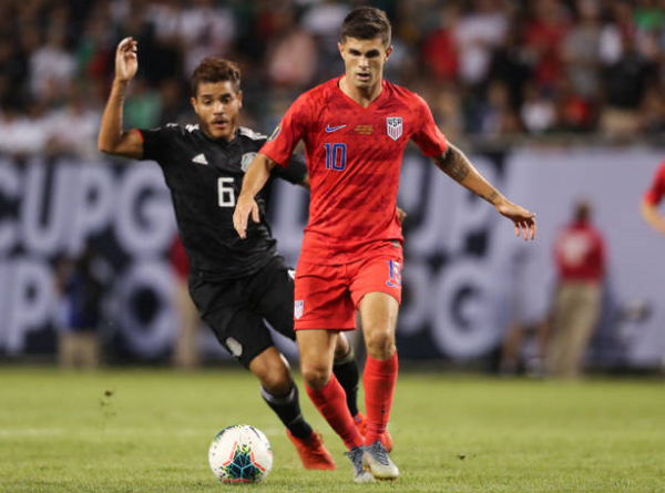 Nghiệt ngã! Christian Pulisic lạnh lùng bước ngang chiếc Cúp vàng trong ngày nhận danh hiệu - Bóng Đá