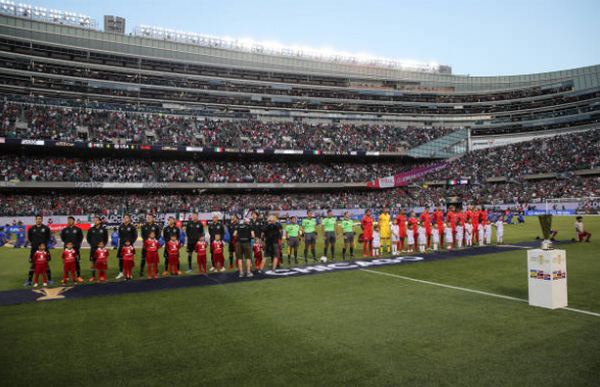 Nghiệt ngã! Christian Pulisic lạnh lùng bước ngang chiếc Cúp vàng trong ngày nhận danh hiệu - Bóng Đá