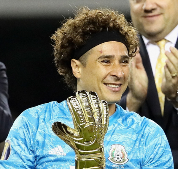 Nghiệt ngã! Christian Pulisic lạnh lùng bước ngang chiếc Cúp vàng trong ngày nhận danh hiệu - Bóng Đá