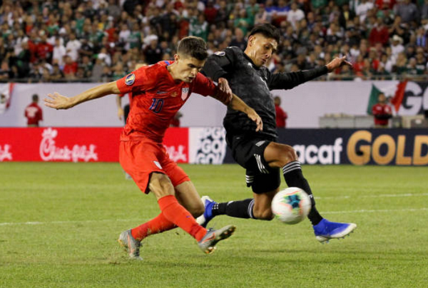 Nghiệt ngã! Christian Pulisic lạnh lùng bước ngang chiếc Cúp vàng trong ngày nhận danh hiệu - Bóng Đá