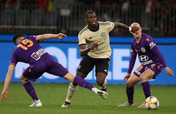 Đồng đội ăn mừng bàn thắng và đây là thái độ của Pogba - Bóng Đá