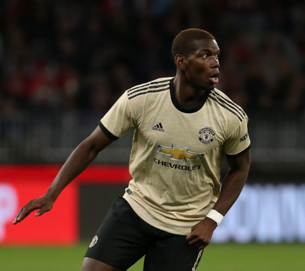 Đồng đội ăn mừng bàn thắng và đây là thái độ của Pogba - Bóng Đá