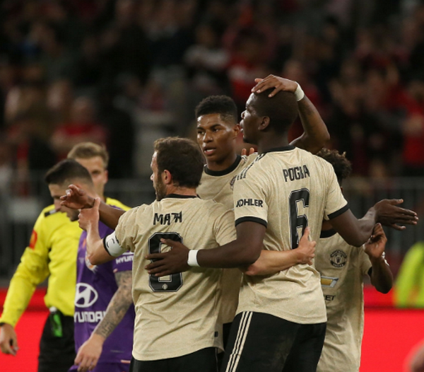 Đồng đội ăn mừng bàn thắng và đây là thái độ của Pogba - Bóng Đá