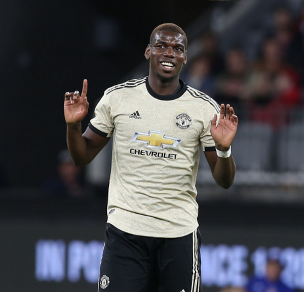 Đồng đội ăn mừng bàn thắng và đây là thái độ của Pogba - Bóng Đá