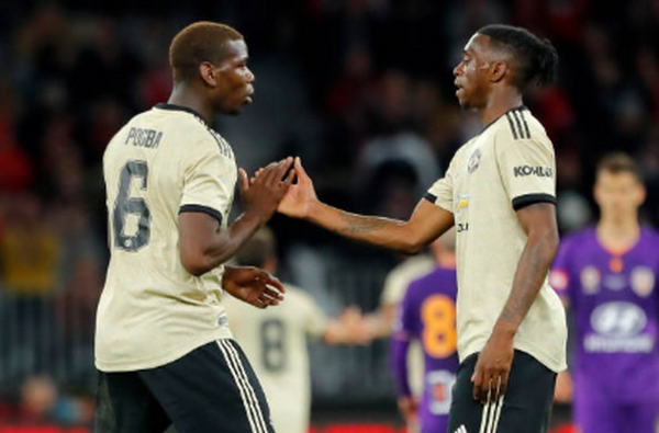 Đồng đội ăn mừng bàn thắng và đây là thái độ của Pogba - Bóng Đá